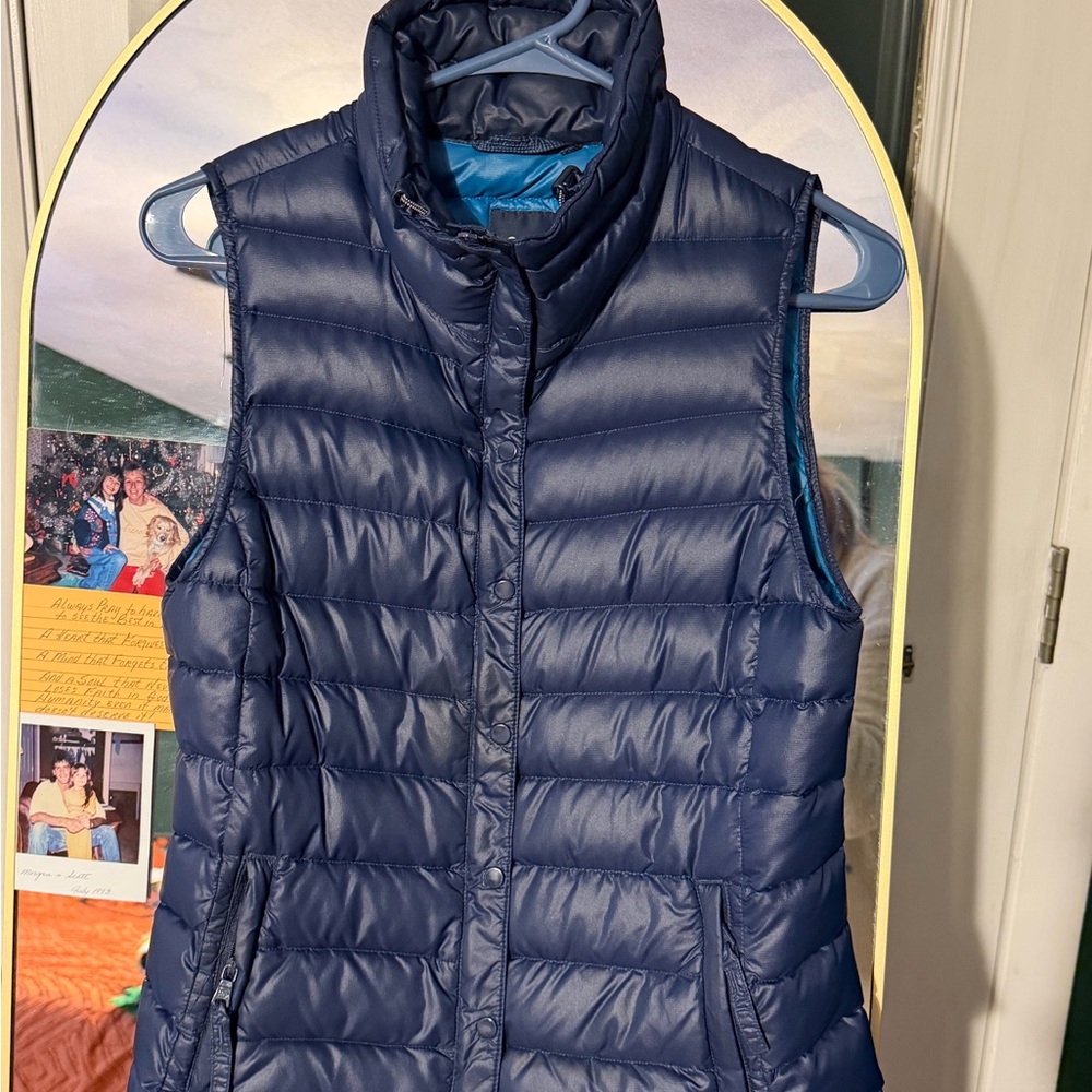 GAP Women's Navy Puffer Vest
